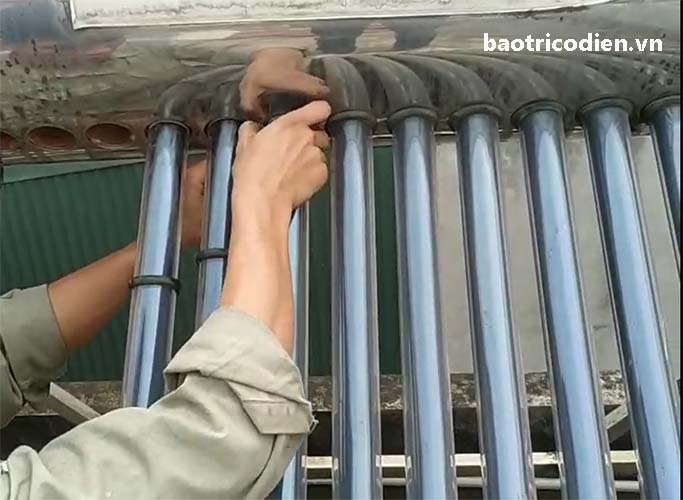 Tháo ống thủy tinh để thau rửa bình nước nóng năng lượng mặt trời